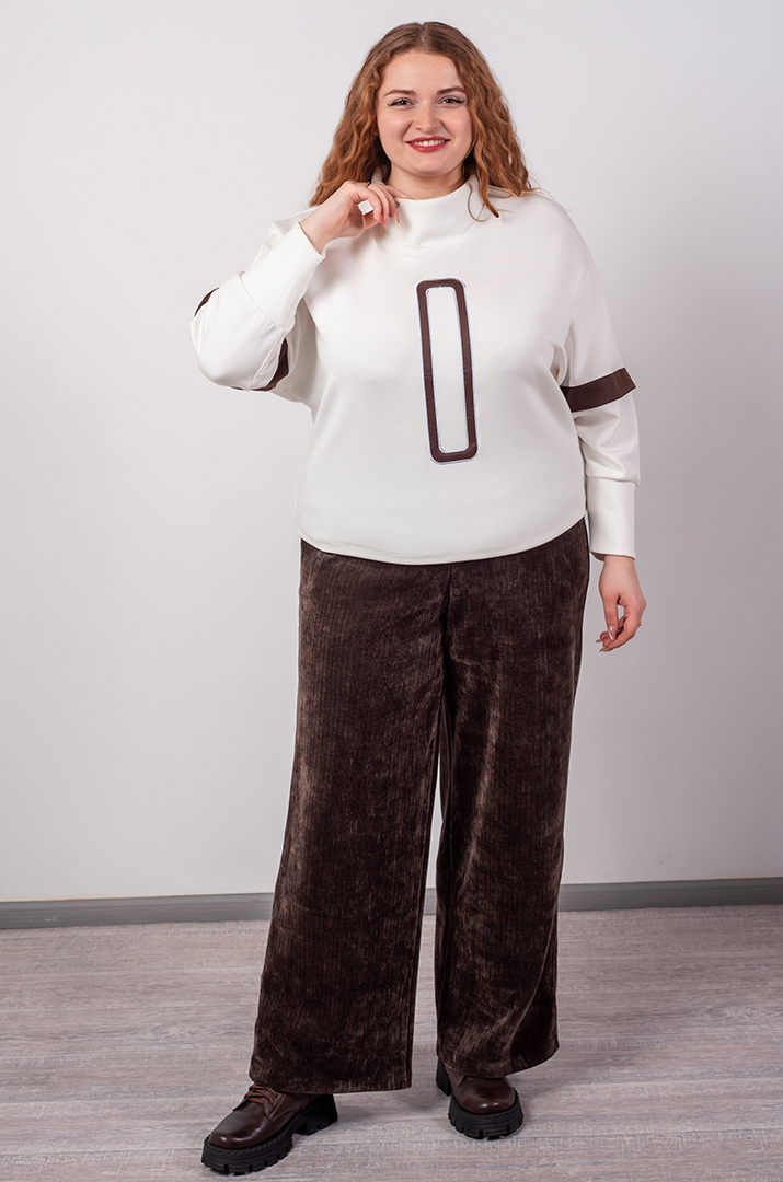 Джемпер в молочному кольорі і контрастними деталями великих розмірів