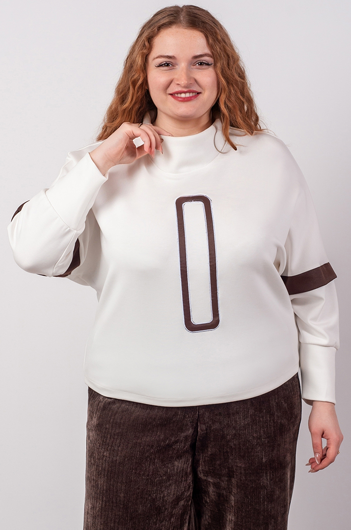 Джемпер в молочному кольорі і контрастними деталями великих розмірів