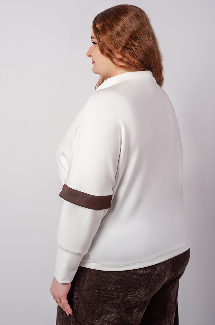 Джемпер в молочному кольорі і контрастними деталями великих розмірів