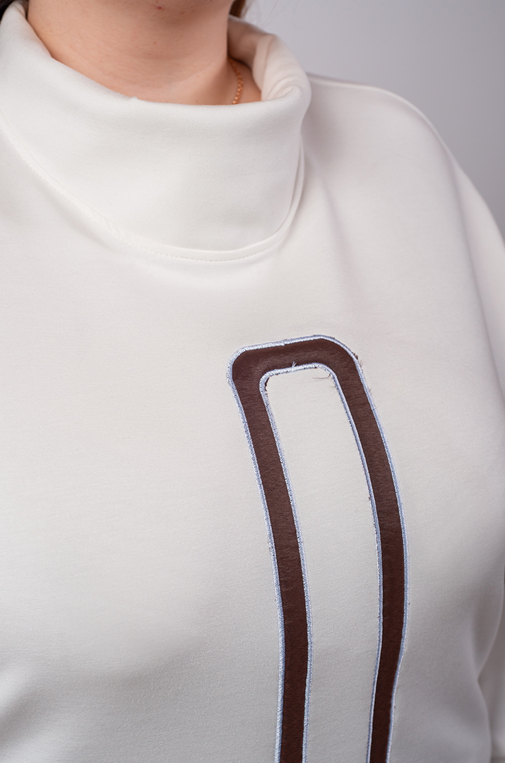 Джемпер в молочному кольорі і контрастними деталями великих розмірів