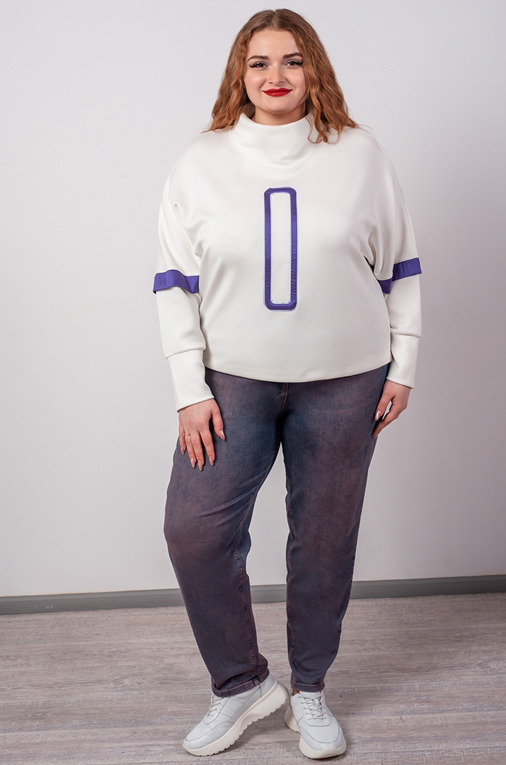 Джемпер в молочному кольорі і контрастними деталями великих розмірів