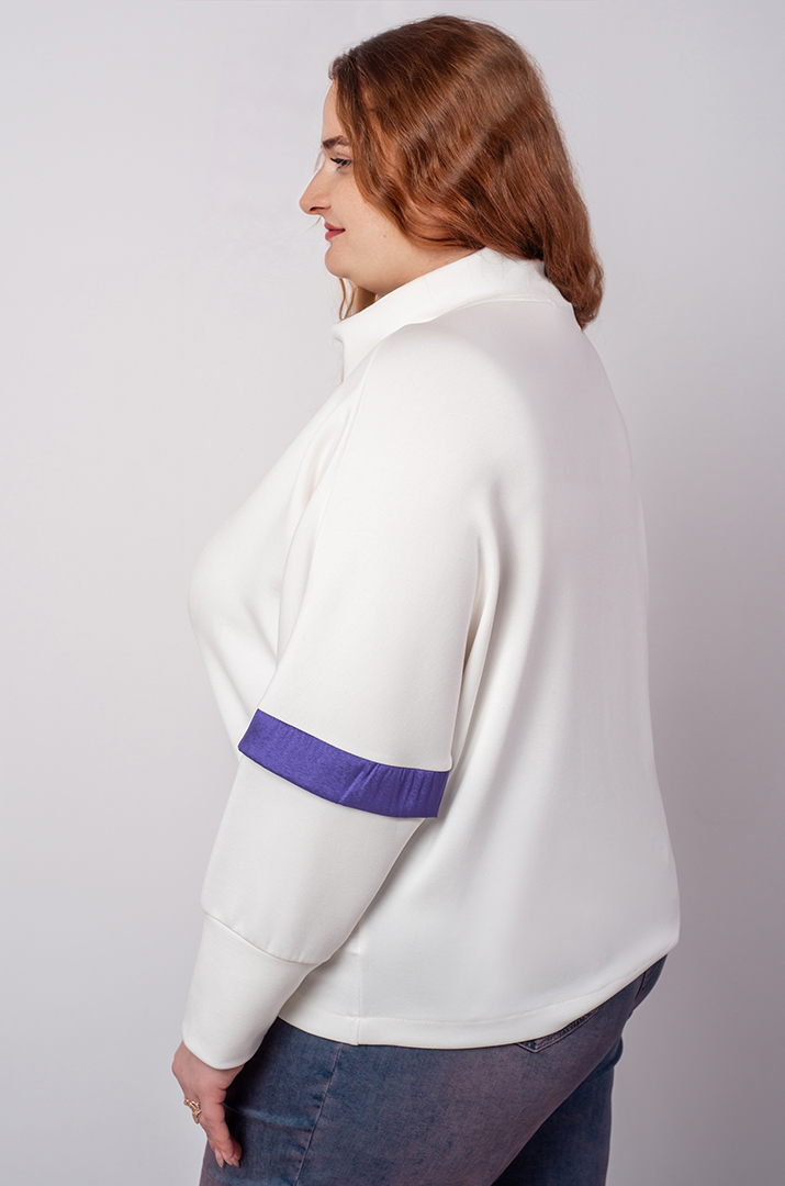 Джемпер в молочному кольорі і контрастними деталями великих розмірів