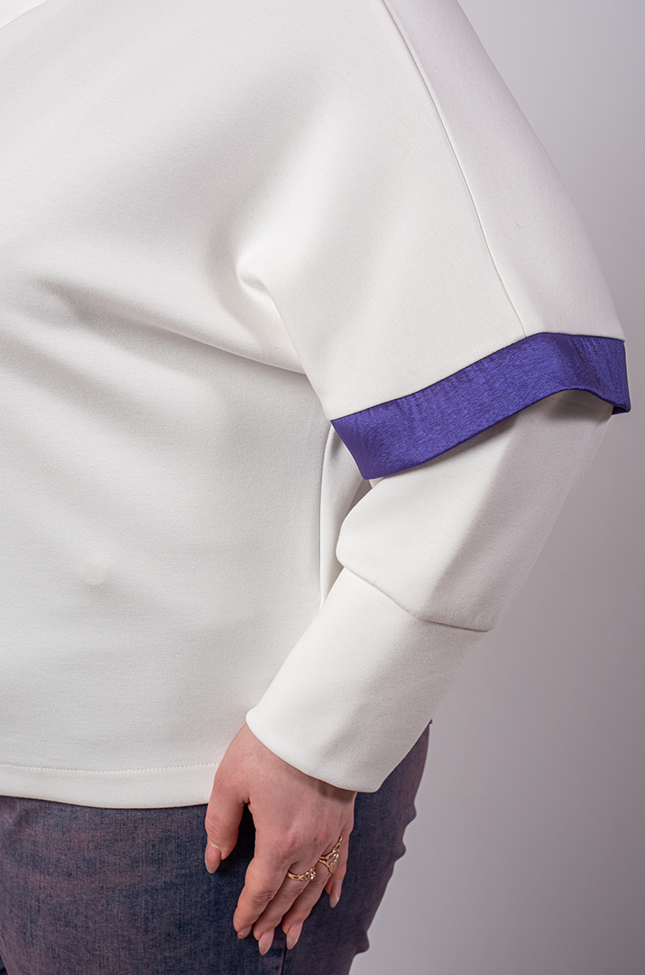 Джемпер в молочному кольорі і контрастними деталями великих розмірів