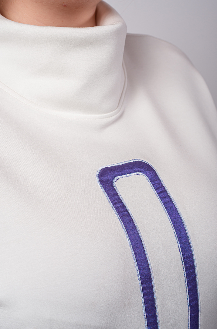 Джемпер в молочному кольорі і контрастними деталями великих розмірів