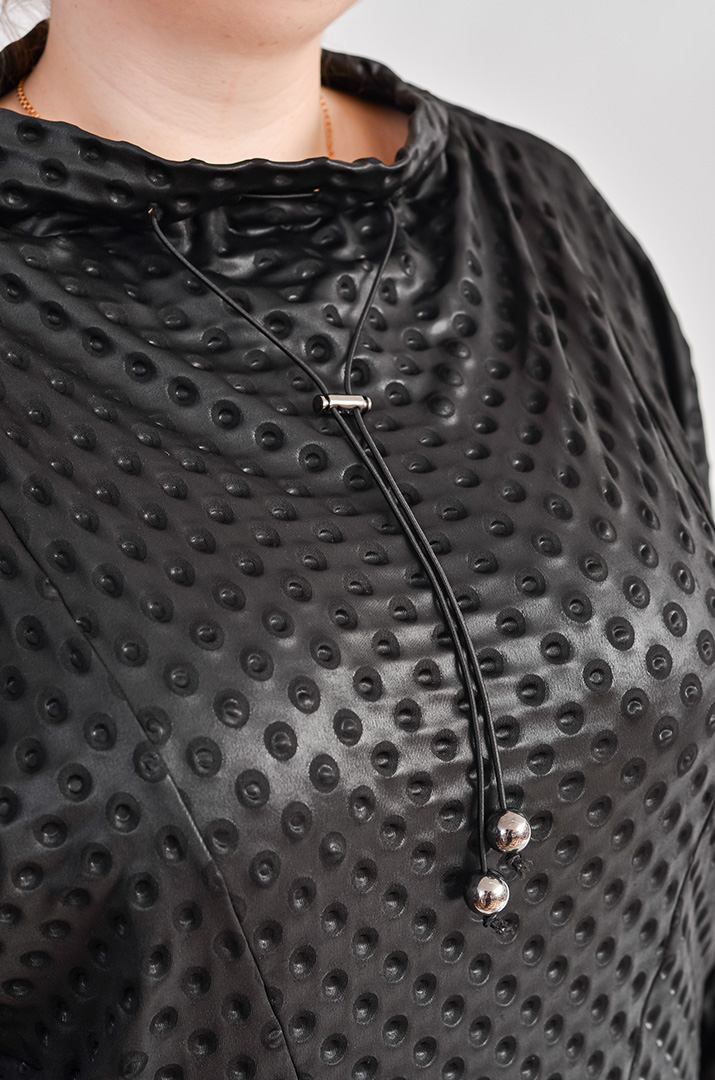 Джемпер с рельефным узором в черном цвете больших размеров