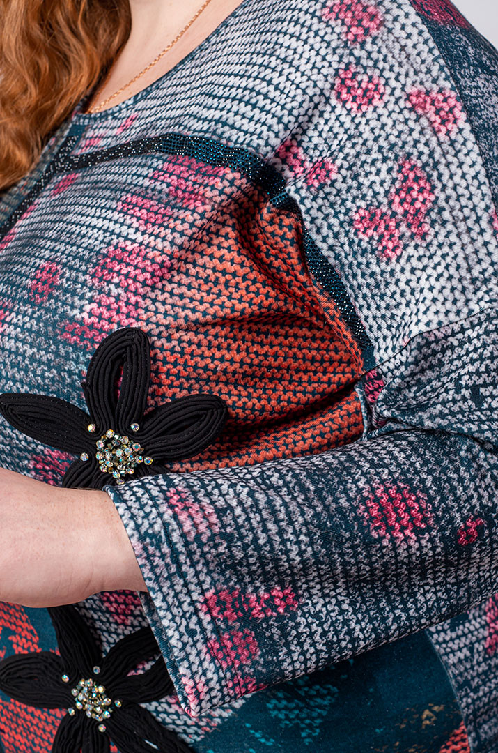 Джемпер спорт із принтом та текстильними прикрасами великих розмірів