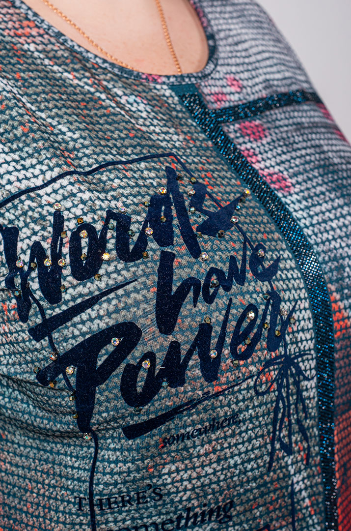 Джемпер спорт із принтом та текстильними прикрасами великих розмірів