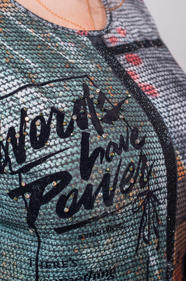 Джемпер спорт із принтом та текстильними прикрасами великих розмірів