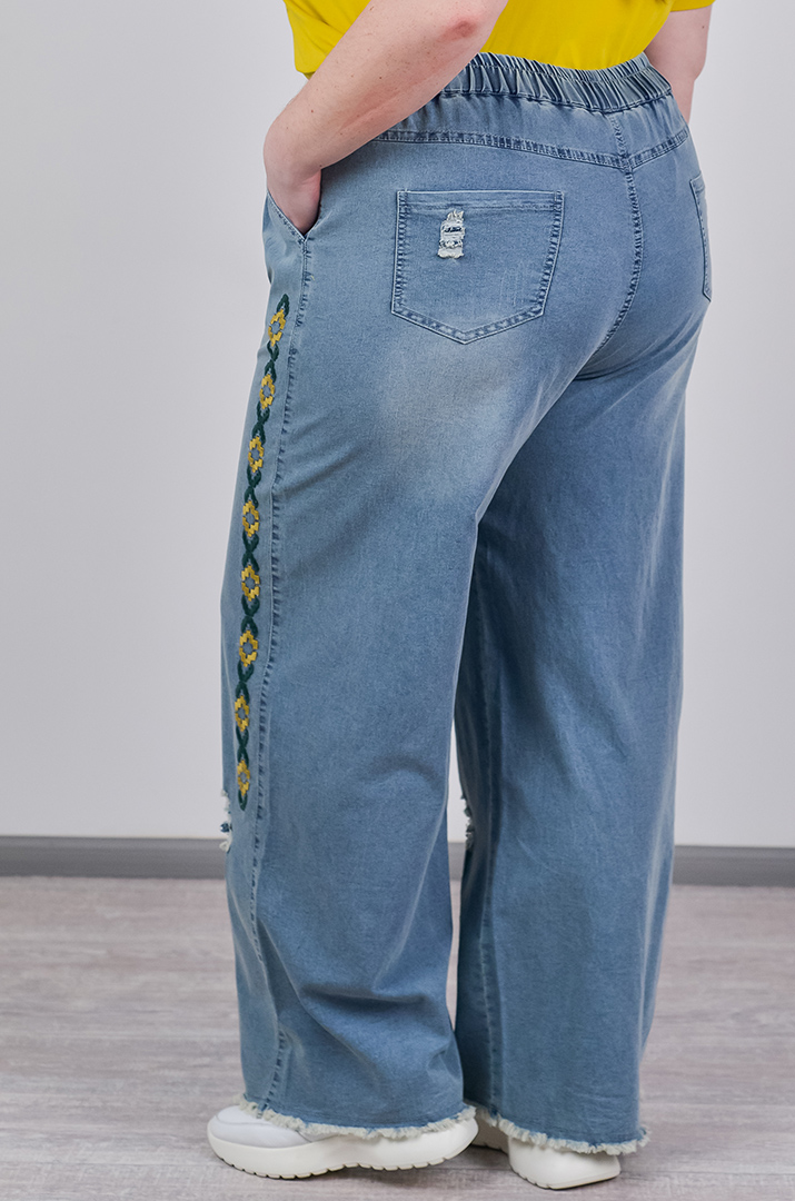 Джинси широкі в блакитному кольорі з вишивкою великих розмірів