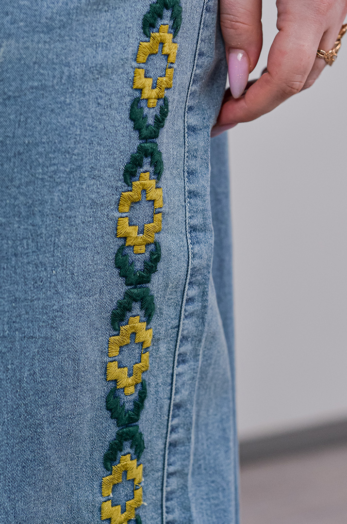 Джинси широкі в блакитному кольорі з вишивкою великих розмірів