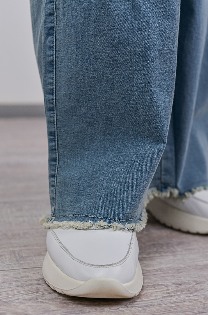 Джинси широкі в блакитному кольорі з вишивкою великих розмірів