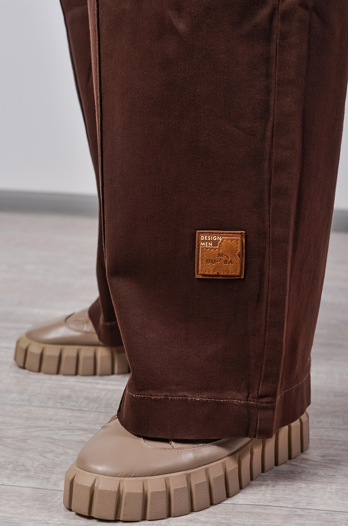 Джинси широкі в коричневому кольорі з декоративною прикрасою великих розмірів