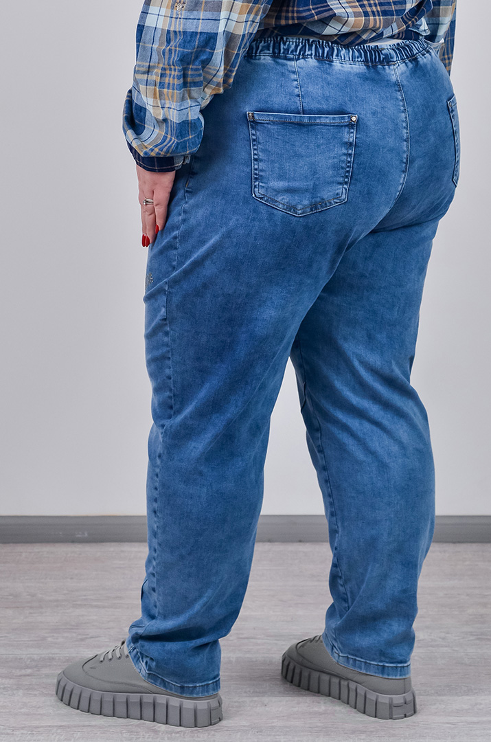 Джинси банани з декоративними камінчиками та мінімалістичною вишивкою великих розмірів