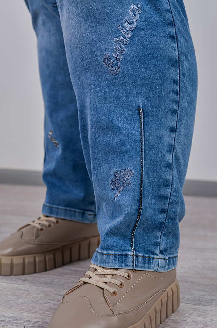 Джинси банани з декоративними камінчиками та мінімалістичною вишивкою великих розмірів