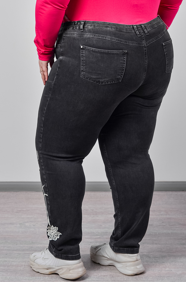 Джинси завужені в графітовому кольорі з контрастним принтом великих розмірів