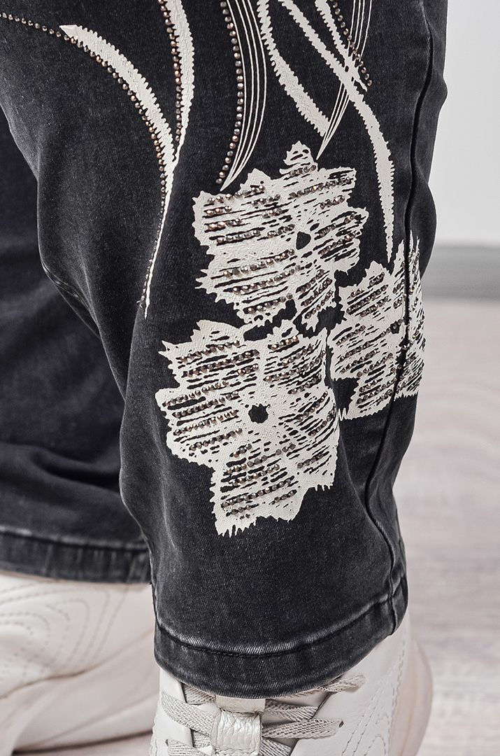 Джинси завужені в графітовому кольорі з контрастним принтом великих розмірів