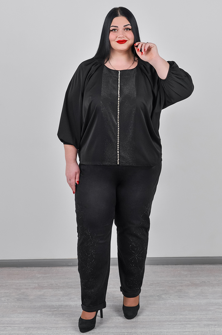 Джинсы зауженные в черном цвете с аппликацией и камнями больших размеров