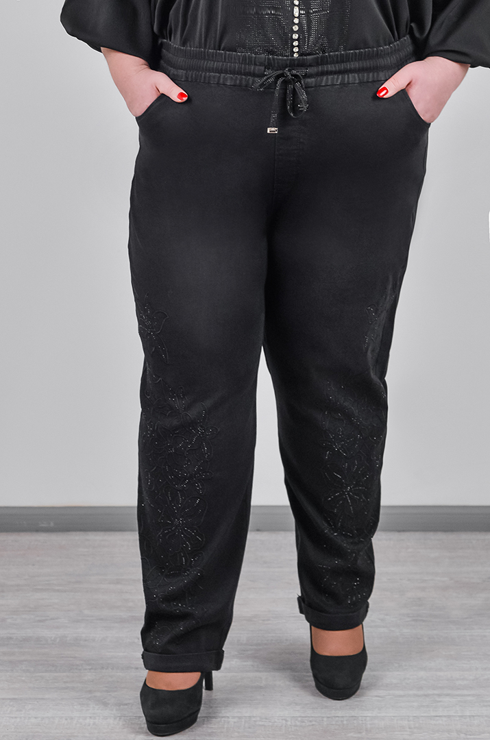 Джинсы зауженные в черном цвете с аппликацией и камнями больших размеров