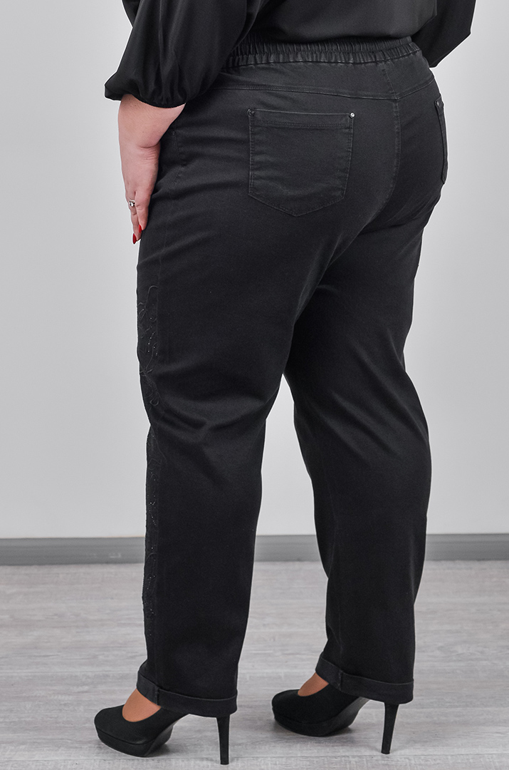 Джинсы зауженные в черном цвете с аппликацией и камнями больших размеров