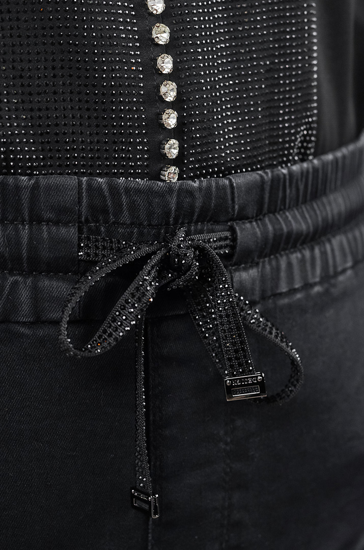 Джинсы зауженные в черном цвете с аппликацией и камнями больших размеров