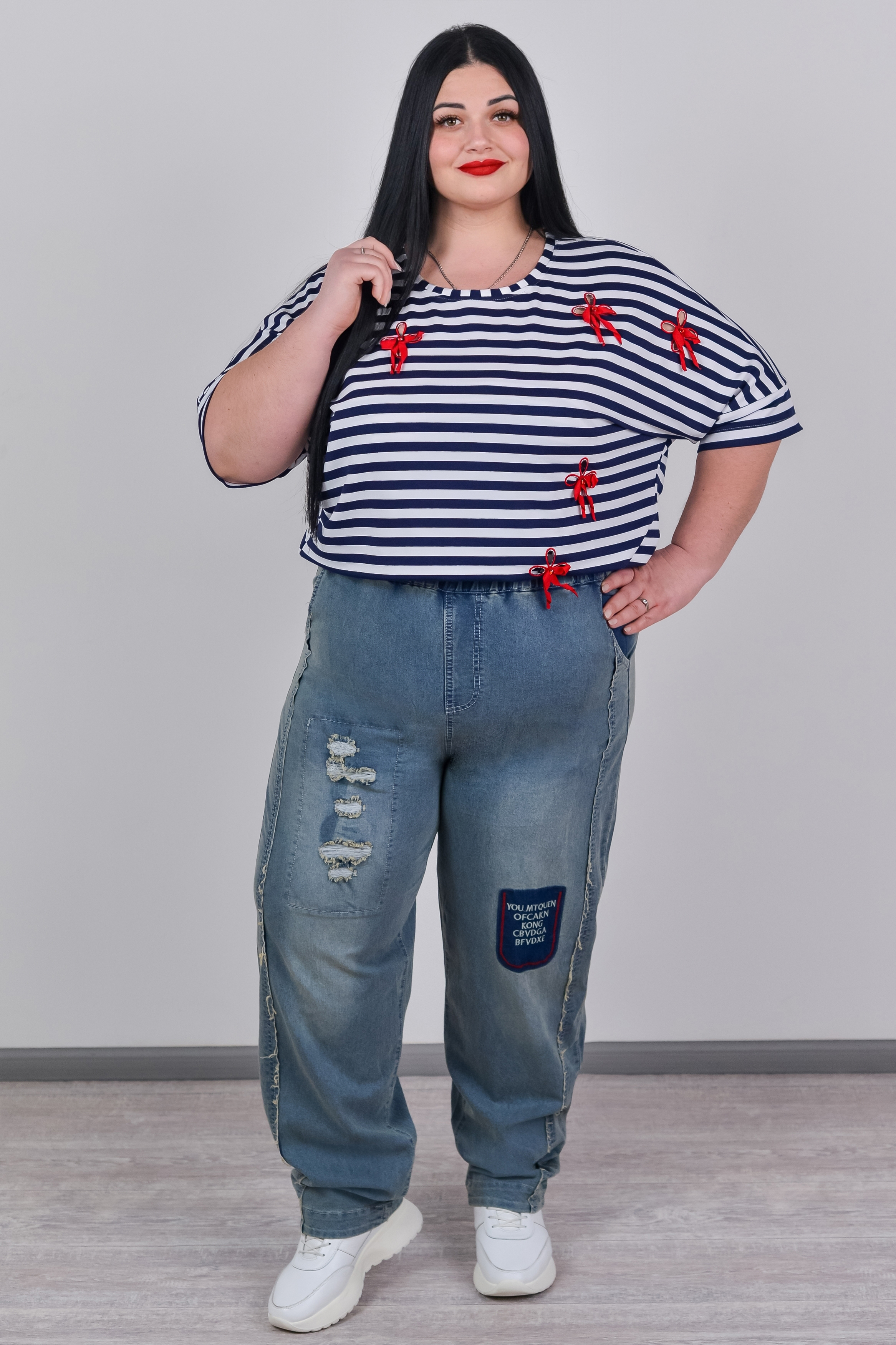 Джинсы бананы с фактурным декором больших размеров