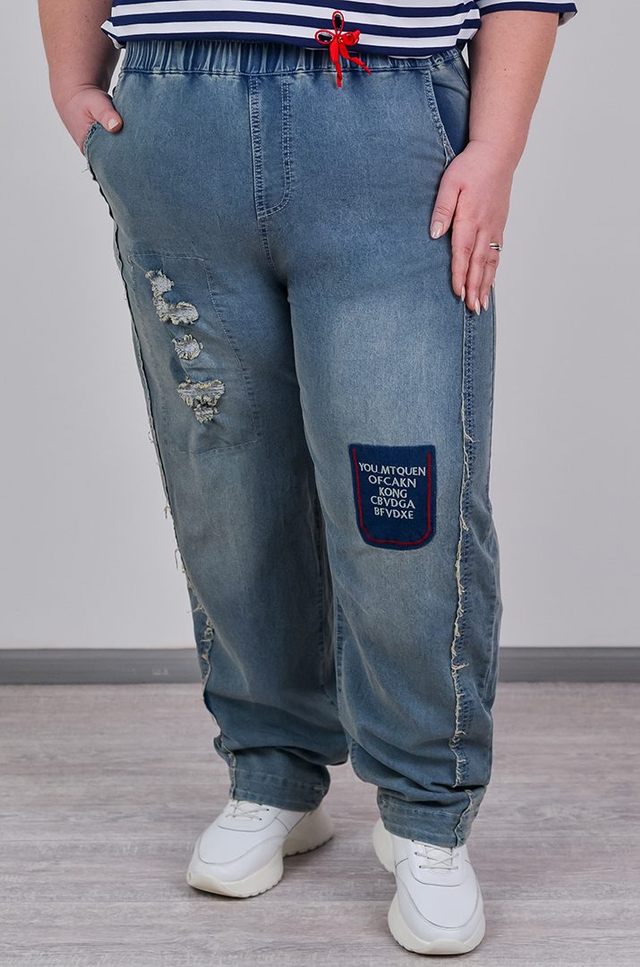 Джинсы бананы с фактурным декором больших размеров