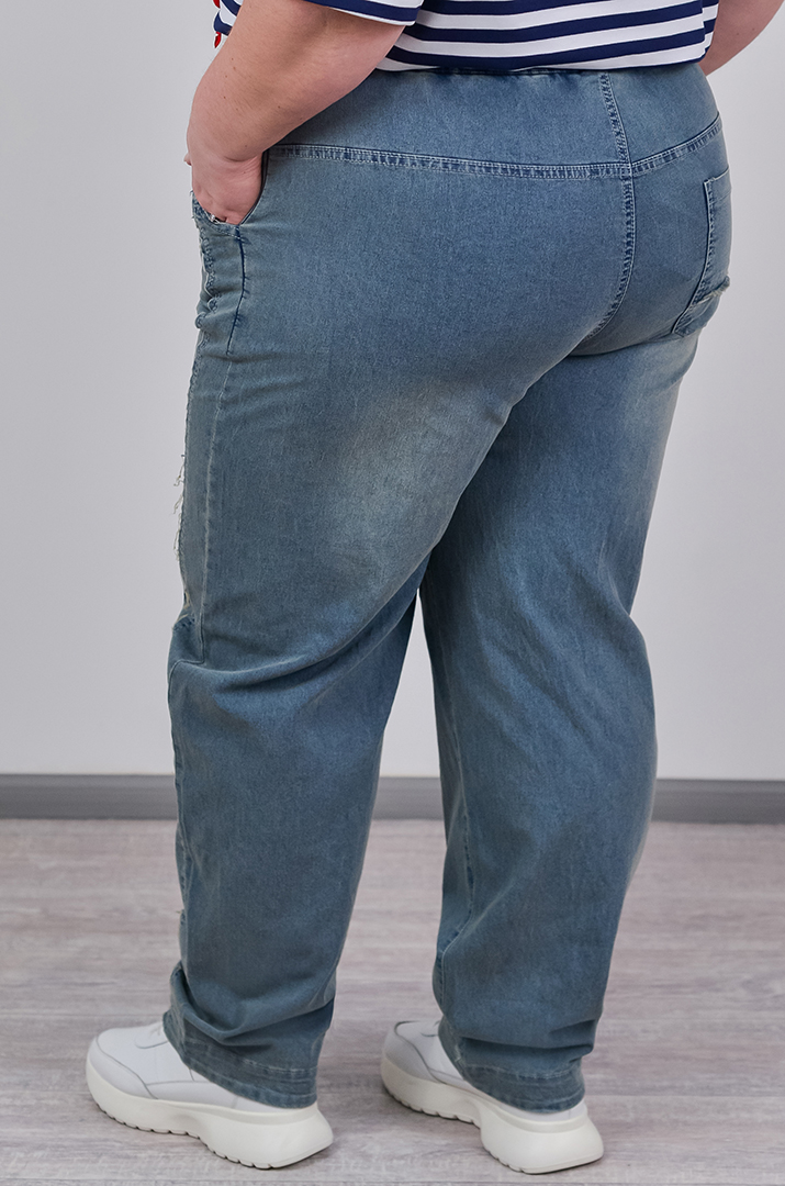 Джинсы бананы с фактурным декором больших размеров