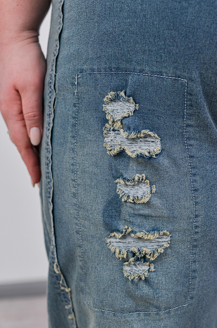 Джинсы бананы с фактурным декором больших размеров