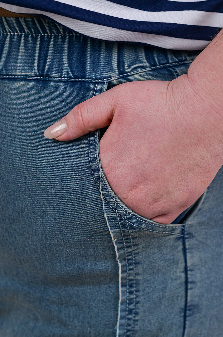 Джинсы бананы с фактурным декором больших размеров