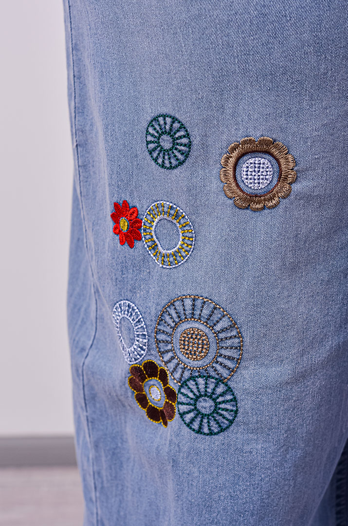 Джинси банани в блакитному кольорі з вишивкою великих розмірів