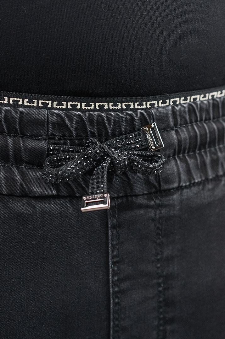 Джинсы 7/8 с эластичным поясом и декоративным шнурком больших размеров