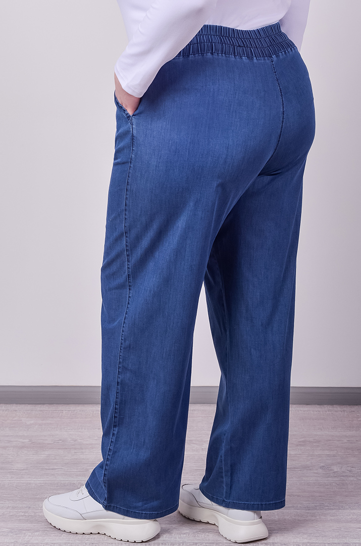 Джинсы из тенсела синего цвета с акцентом на поясе больших размеров