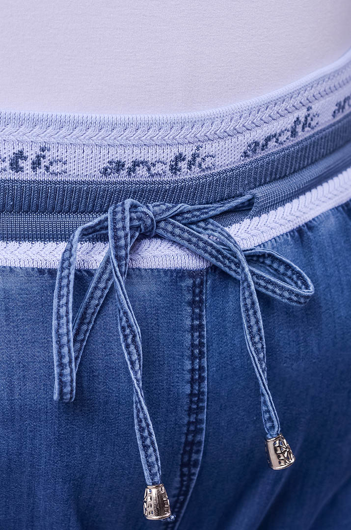 Джинсы из тенсела синего цвета с акцентом на поясе больших размеров