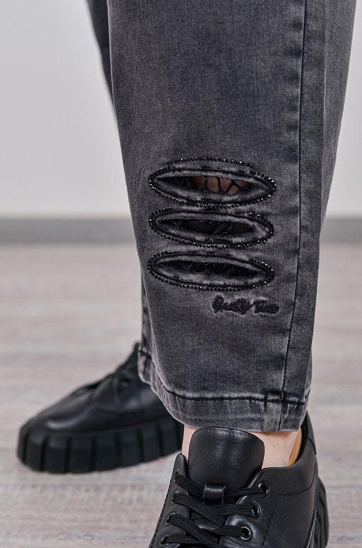 Джинси банани графітового відтінку з акцентним декором великих розмірів