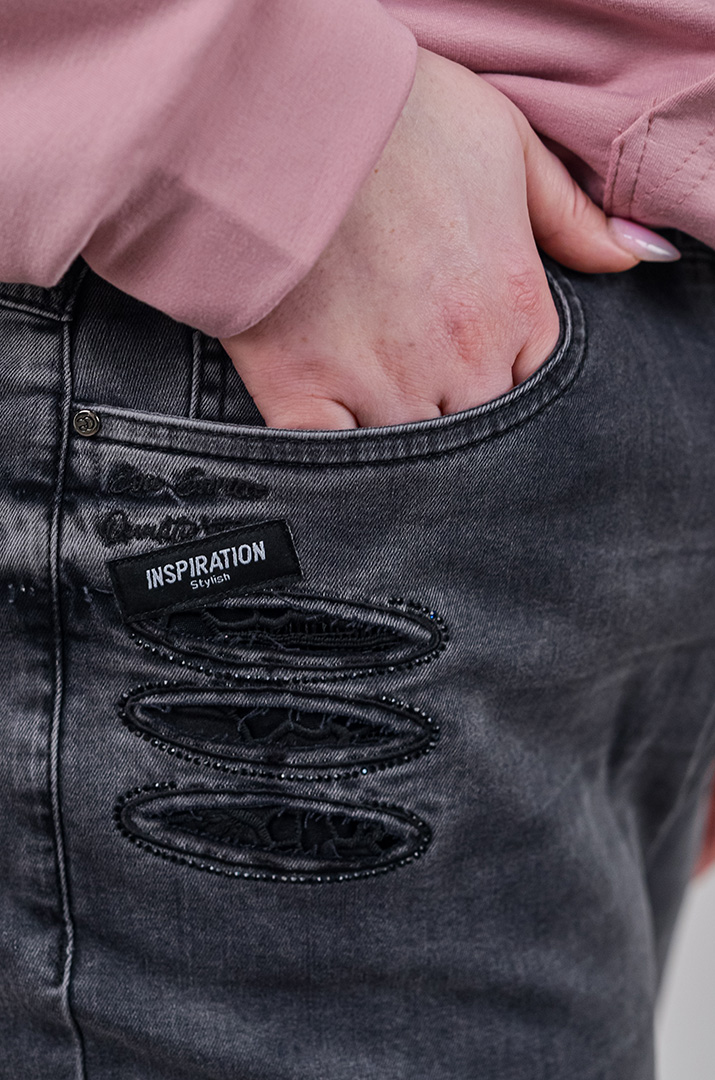 Джинси банани графітового відтінку з акцентним декором великих розмірів