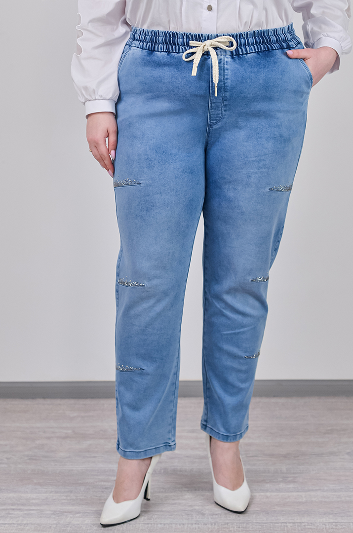 Джинсы бананы в голубом цвете с блестящим декором больших размеров