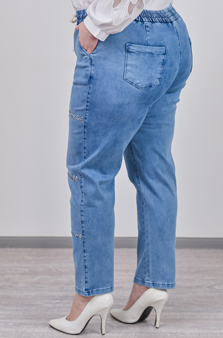 Джинсы бананы в голубом цвете с блестящим декором больших размеров