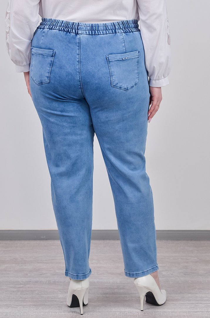 Джинсы бананы в голубом цвете с блестящим декором больших размеров