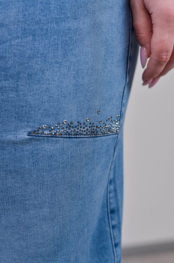 Джинсы бананы в голубом цвете с блестящим декором больших размеров