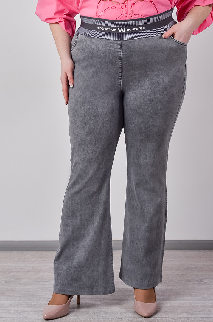 Сірі джинси кльош з широким контрастним поясом великих розмірів