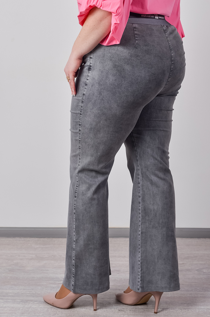 Сірі джинси кльош з широким контрастним поясом великих розмірів