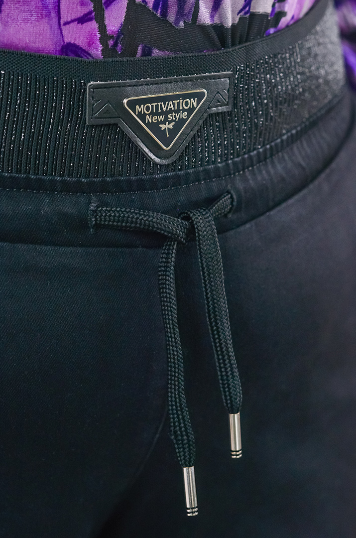 Джинсы широкие в черном цвете с эластичным поясом на шнурке больших размеров