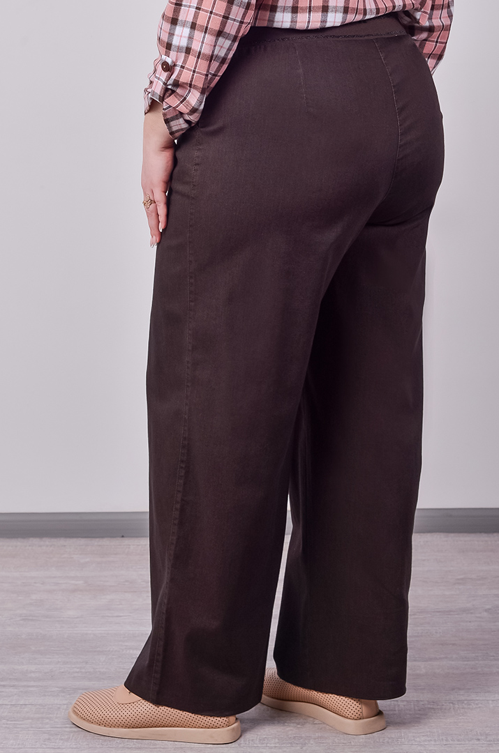 Широкие джинсы шоколадного цвета с акцентным поясом больших размеров