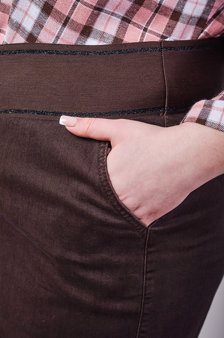 Широкие джинсы шоколадного цвета с акцентным поясом больших размеров