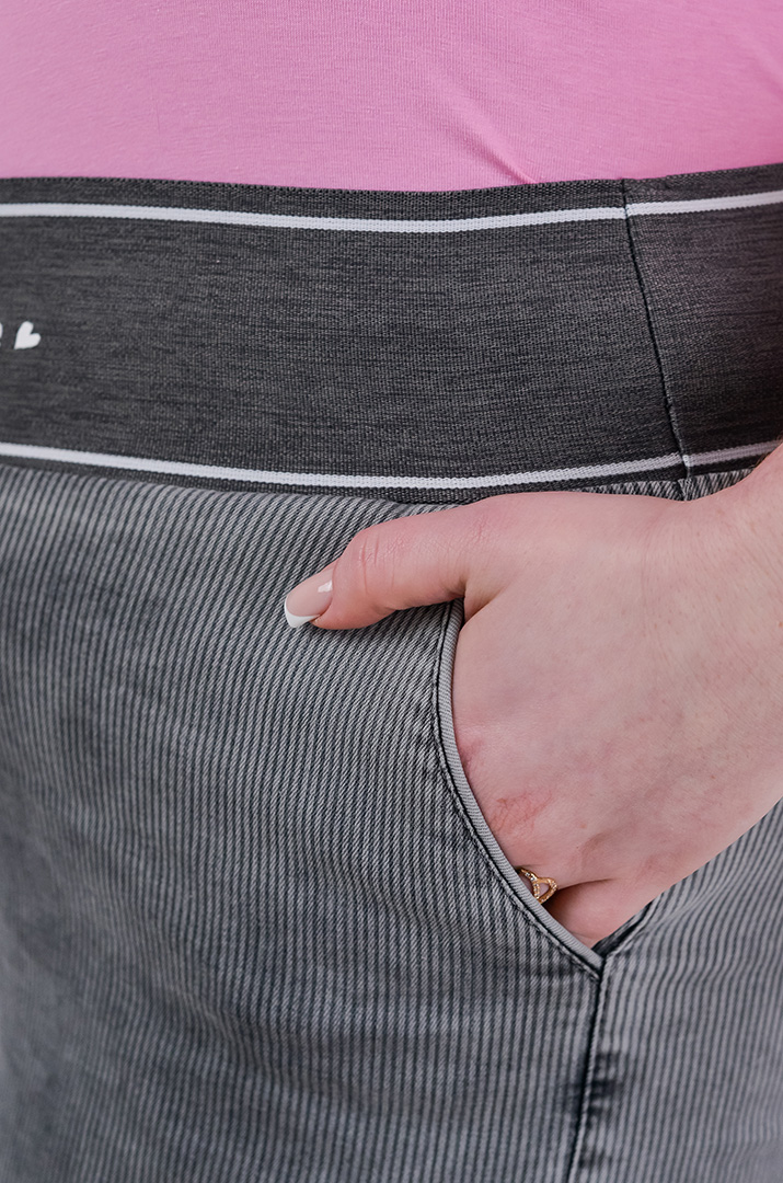 Широкі джинси з фактурними вертикальними лініями великих розмірів