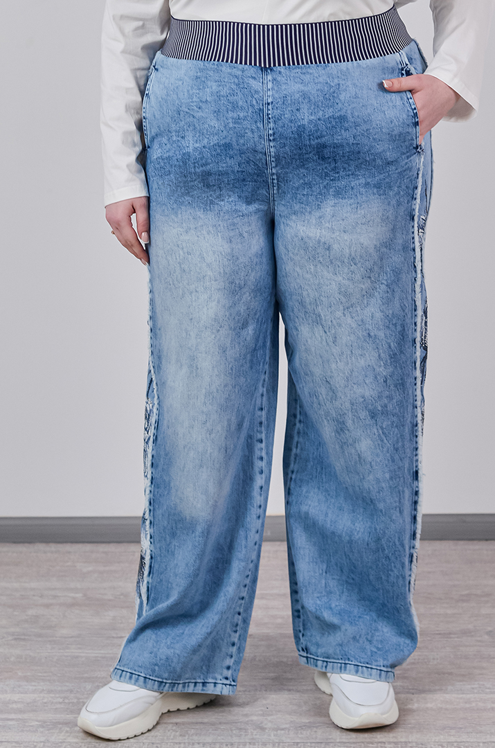 Широкие джинсы с цветочным декором и стразами больших размеров