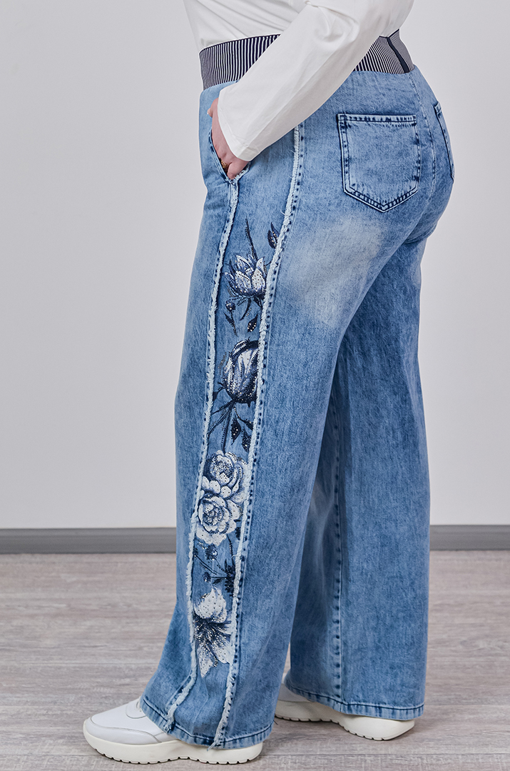 Широкие джинсы с цветочным декором и стразами больших размеров