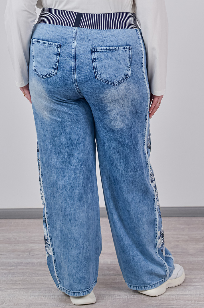 Широкие джинсы с цветочным декором и стразами больших размеров