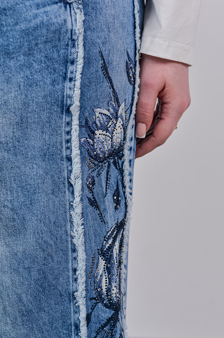 Широкие джинсы с цветочным декором и стразами больших размеров