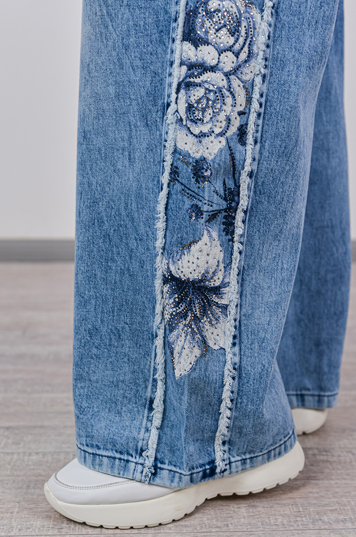 Широкие джинсы с цветочным декором и стразами больших размеров